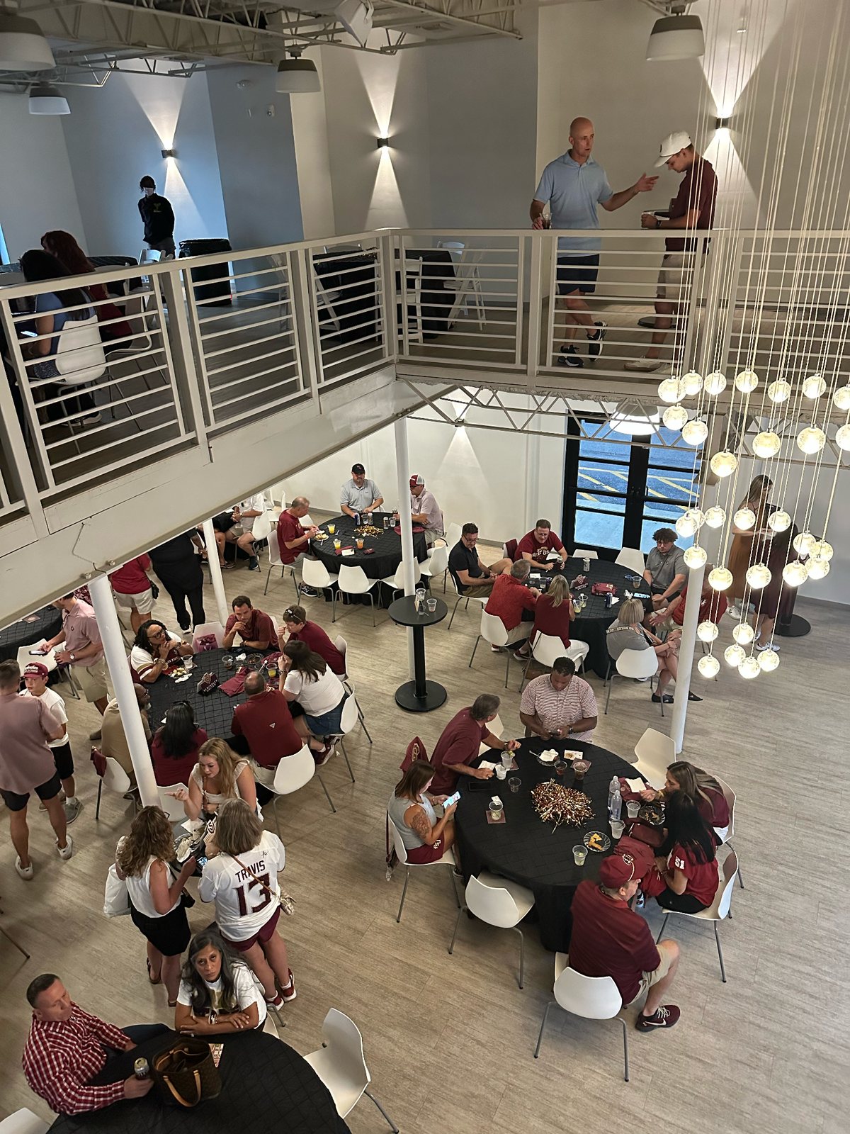 Alumni and donors gathered around tables at the Friday night social