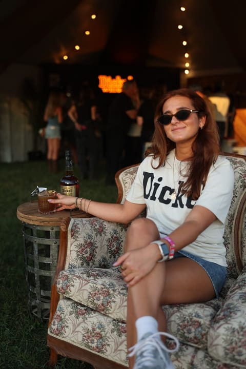 Festival guest with a Dickel Whisky cocktail in a lounge